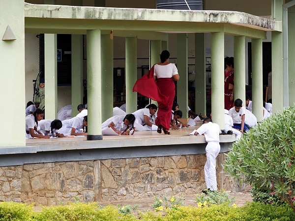 Schulklasse am Eingang