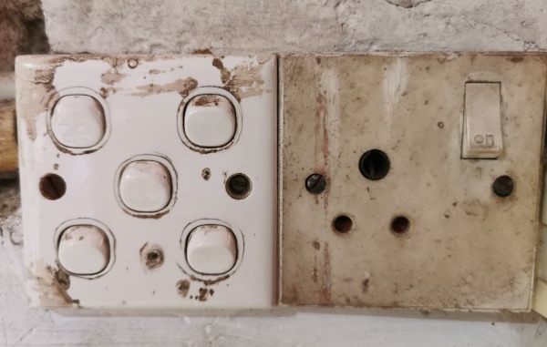 Alte Stechdosen im Tempel